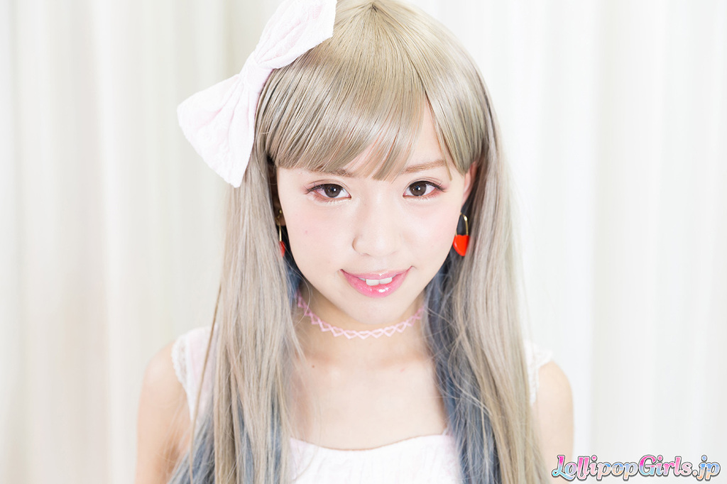 Nishino ena with bow in her hair